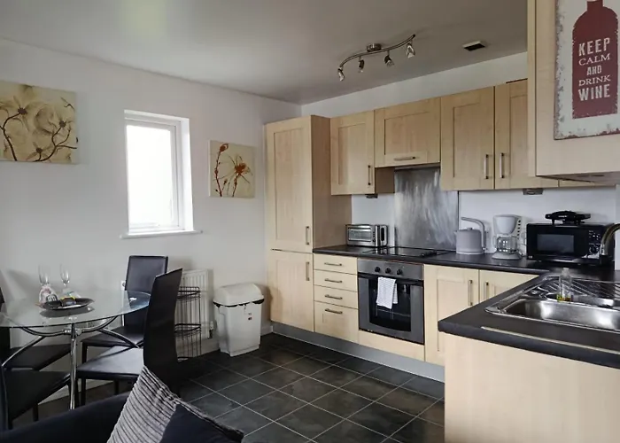 Stylish Spacious 2 Bed Apt Balcony Nr City Stadium
